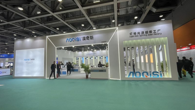 科技展厅作为展示科技产品和企业形象的重要场所，其设计需注重以下几个方面：